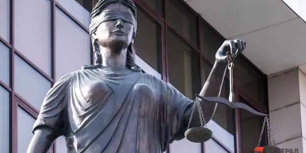 Статуя богини правосудия у российского суда