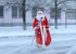 Одинокий Дед Мороз на улице российского города