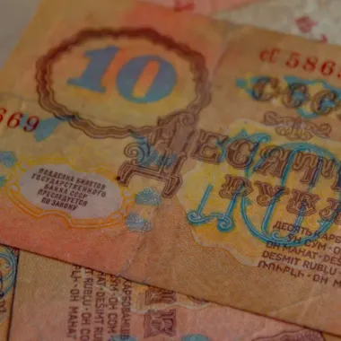 Почему Банк России не контролирует устойчивость национальной валюты?