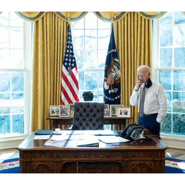 Президент США Джо Байден в рабочем кабинете