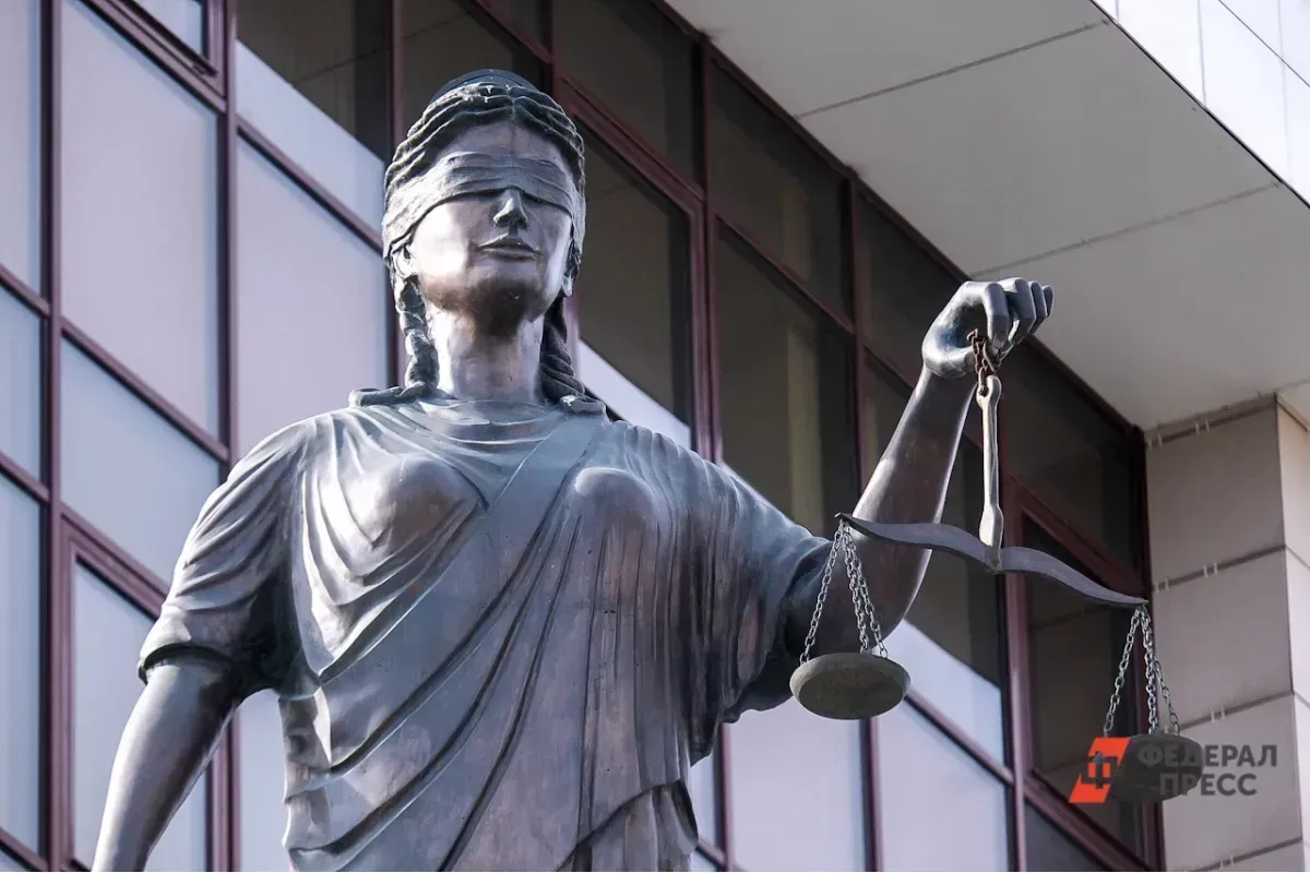 Статуя богини правосудия у российского суда