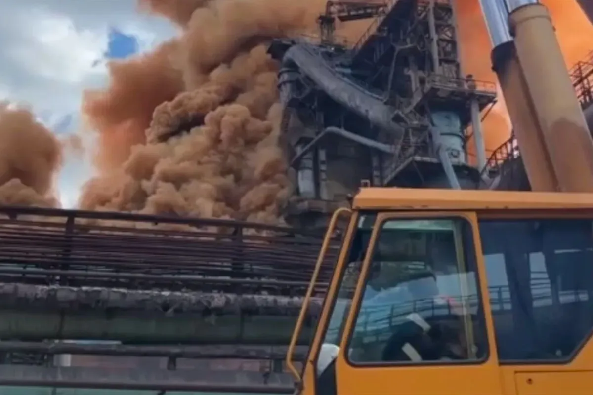 С территории комбината в Челябинске выбросило столб оранжевого дыма