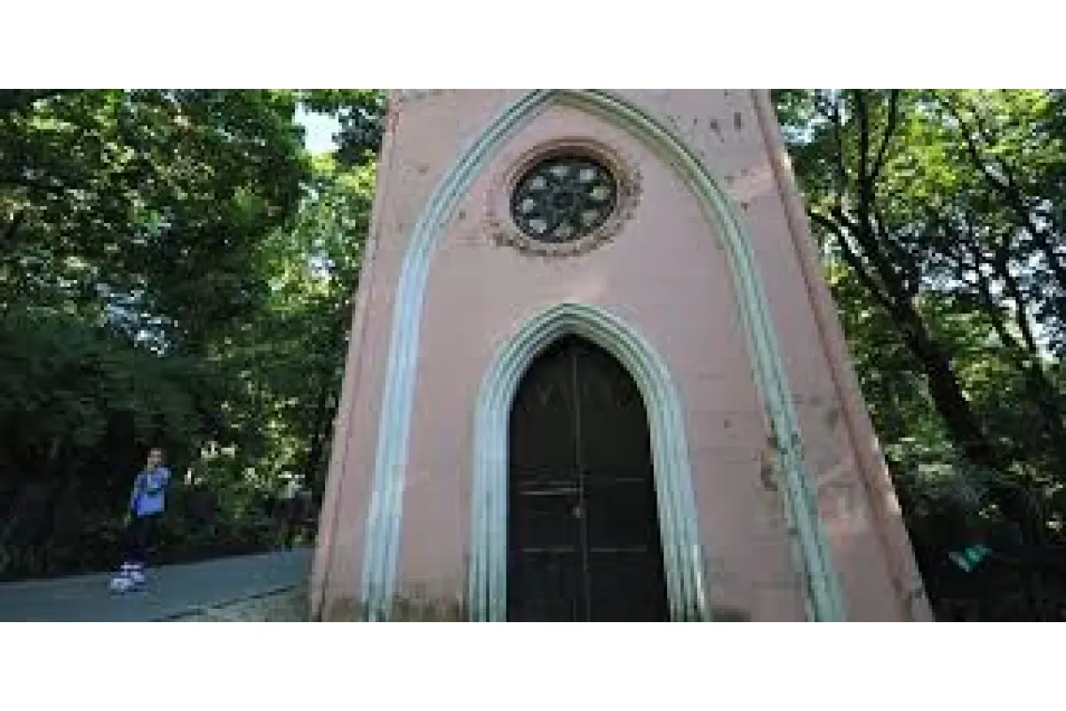 Девять часовен и мавзолеев Введенского кладбища признаны памятниками .