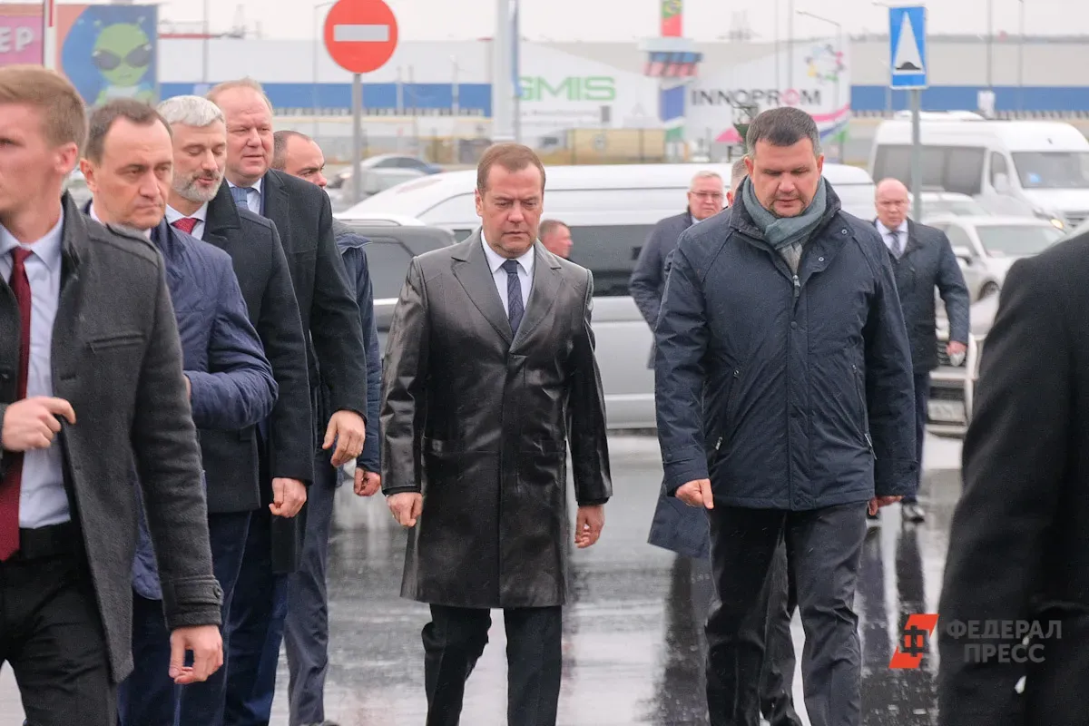 Путин назначил Медведева первым заместителем в военно-промышленной комиссии 