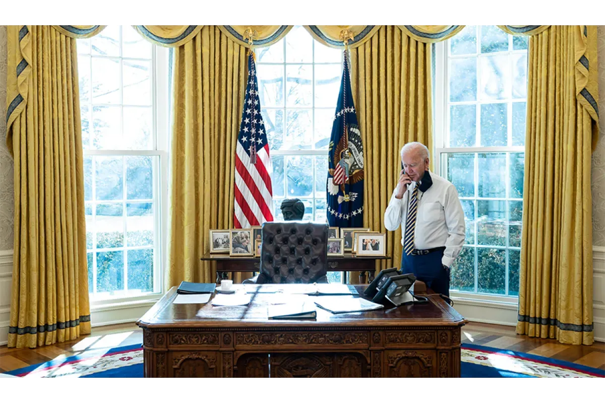Президент США Джо Байден в рабочем кабинете