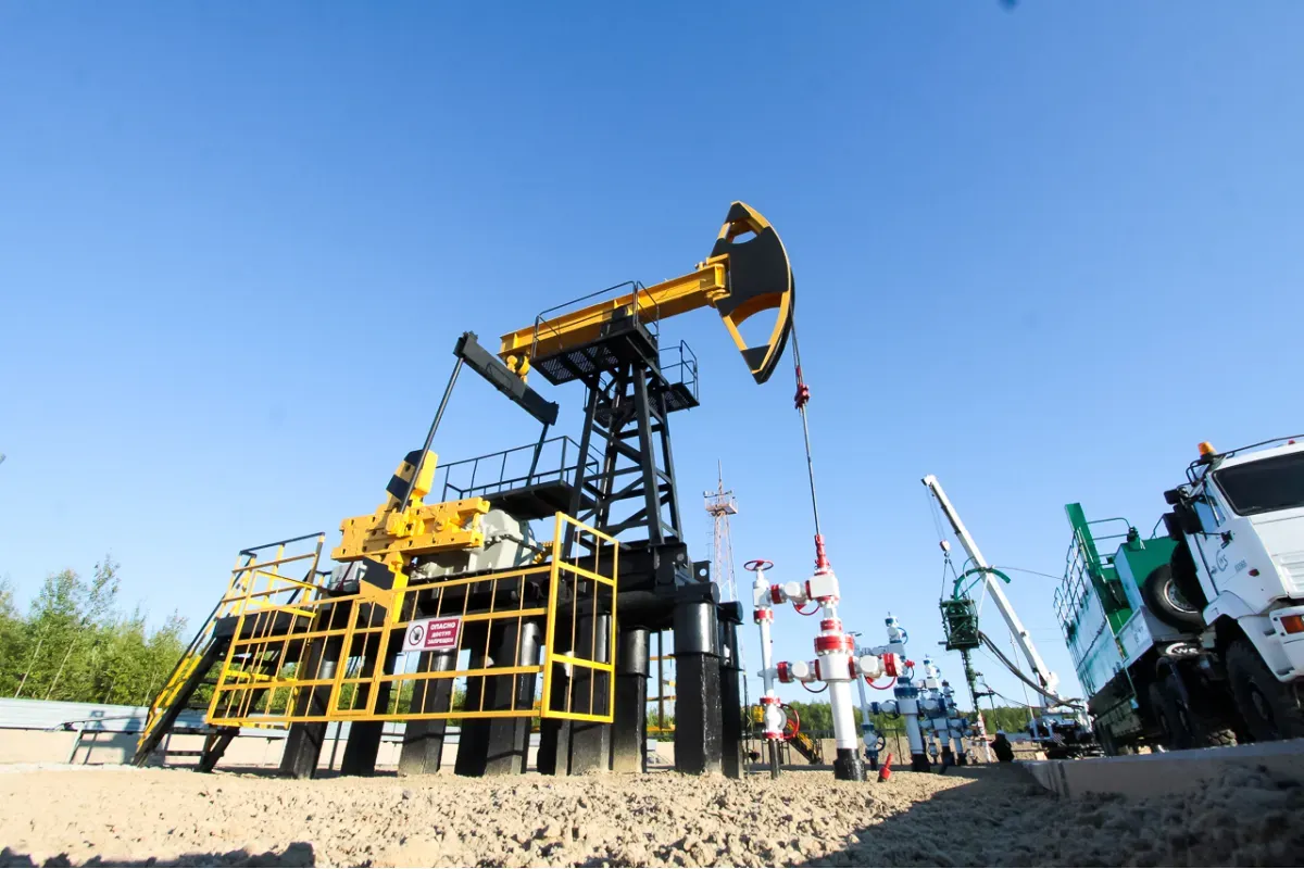 Страны ОПЕК снижают добычу нефти вслед за Россией на более 1 млн баррелей в сутки