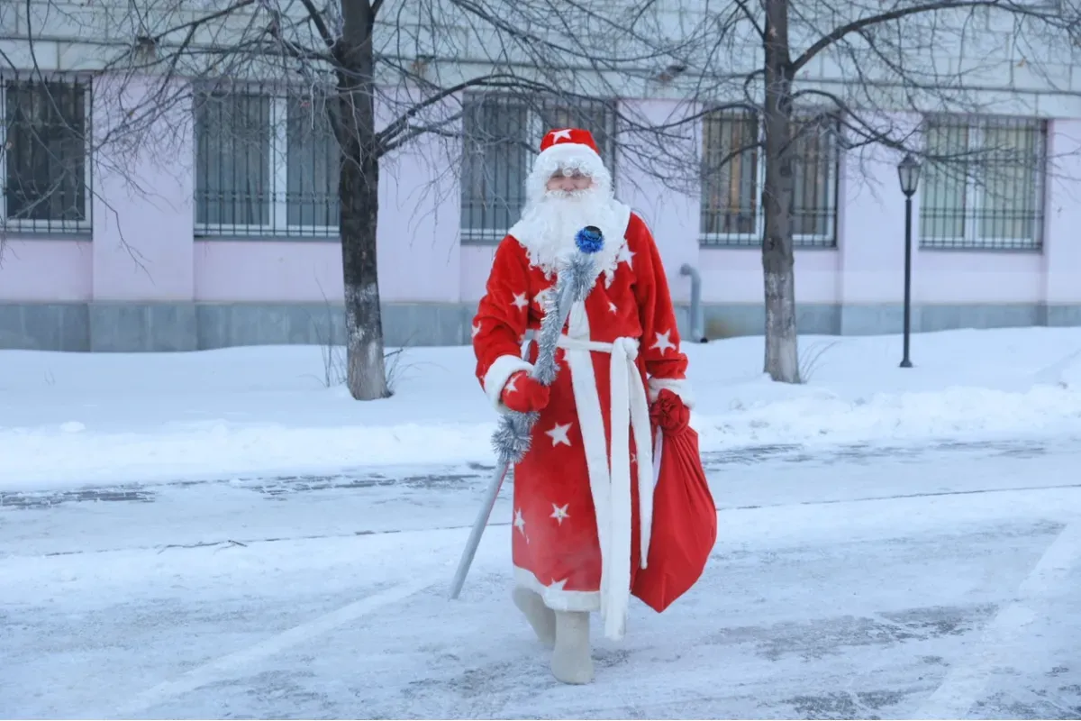 Одинокий Дед Мороз на улице российского города